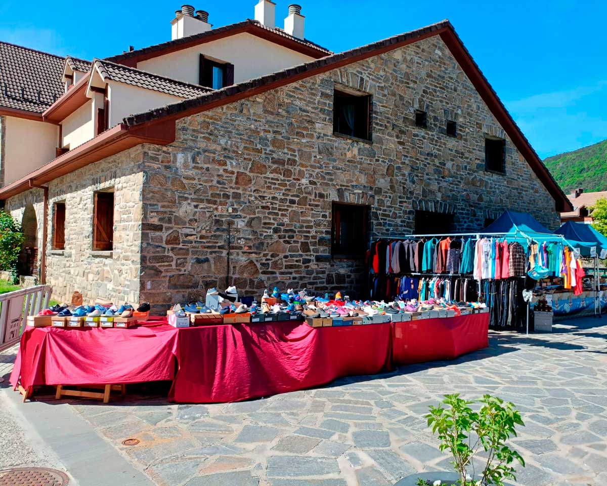 Foto Mercadillo del Pirineo en un día soleado
