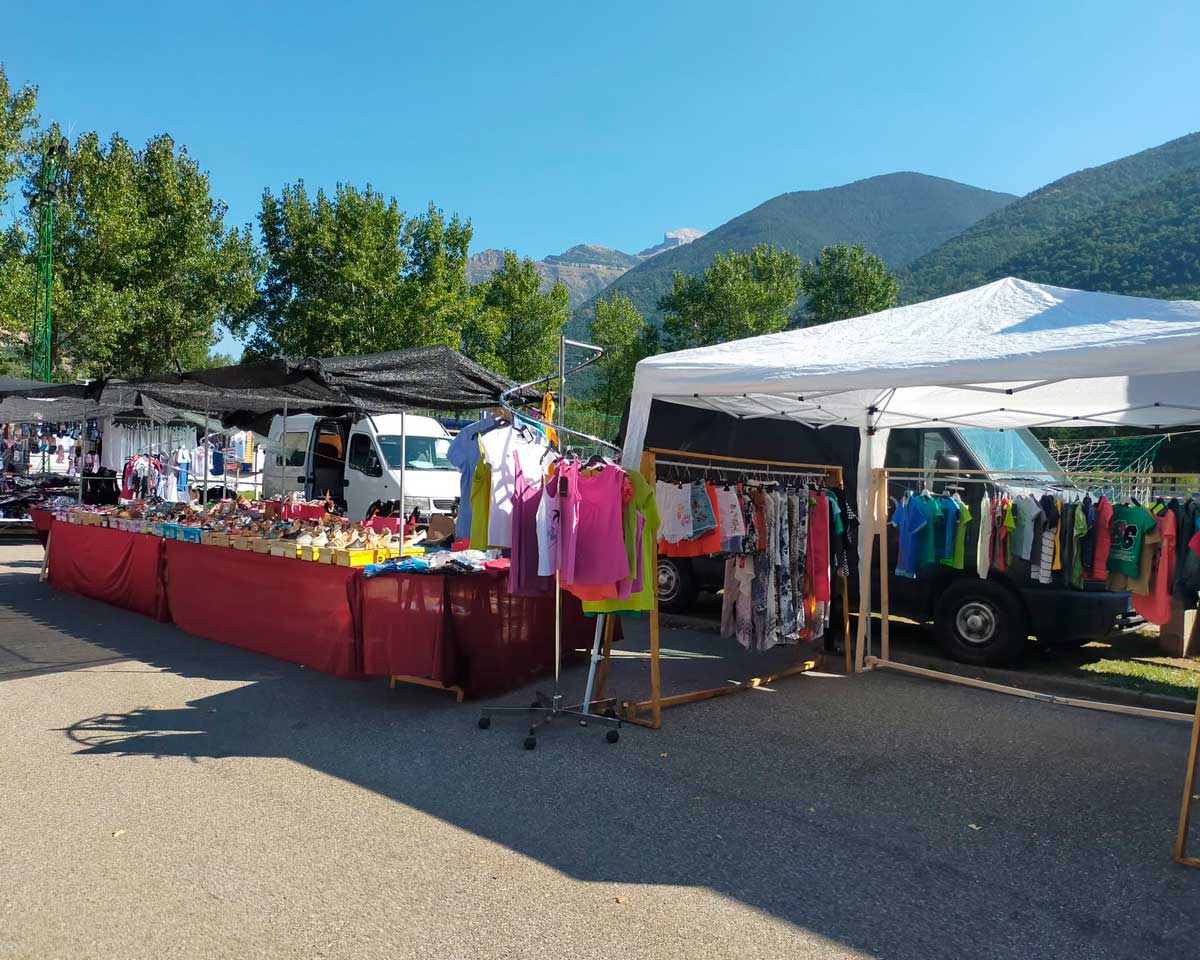 Foto Mercadillo del Pirineo en un día soleado