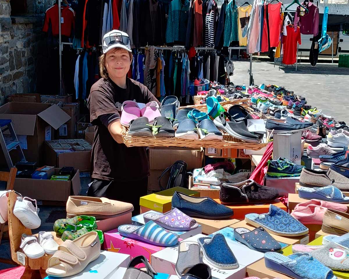 Foto de una vendedora en el mercadillo